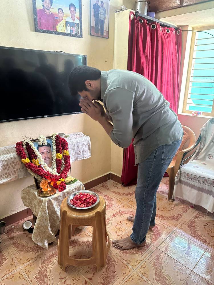 ரசிகர் மரணம், வீட்டுக்கு சென்று ஆறுதல் கூறிய நடிகர் ஜெயம் ரவி !! 