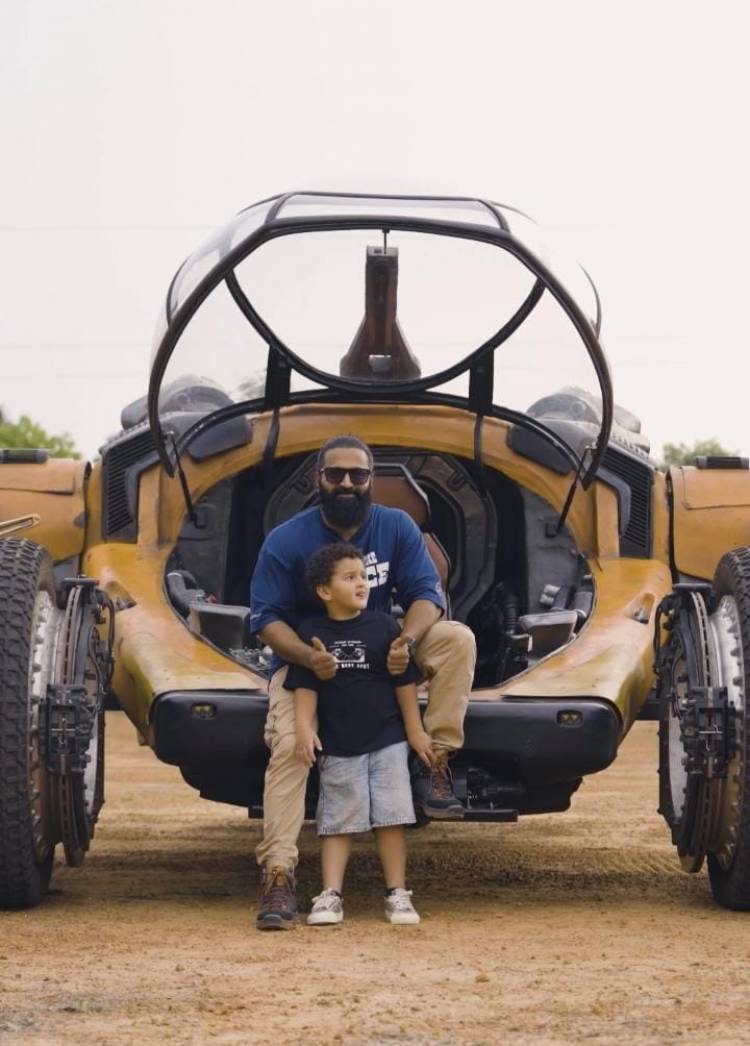 கல்கி 2898 கிபி'  பட புஜ்ஜி வாகனத்தை ஓட்டிய, காந்தாரா புகழ் ரிஷப்ஷெட்டி    கல்கியும் காந்தாராவும் ஒன்றிணைந்த தருணம் !!