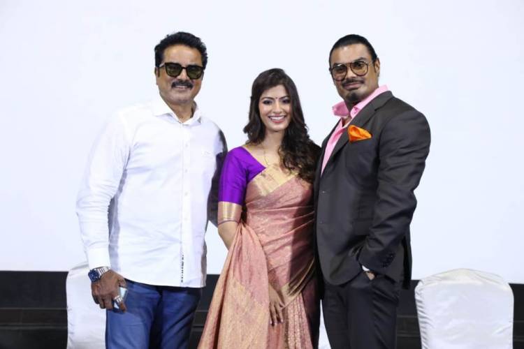 "70 ஆண்டுகள் பாரம்பரியமிக்க 'சினிமா பத்திரிகையாளர் சங்கம்' சார்பில் .,   நடிகை வரலட்சுமி - நிக்கோலய் சச்தேவ்   மணமக்களுக்கு நடிகர் சரத் கரங்களால் 'சால்வை' மரியாதை!! "