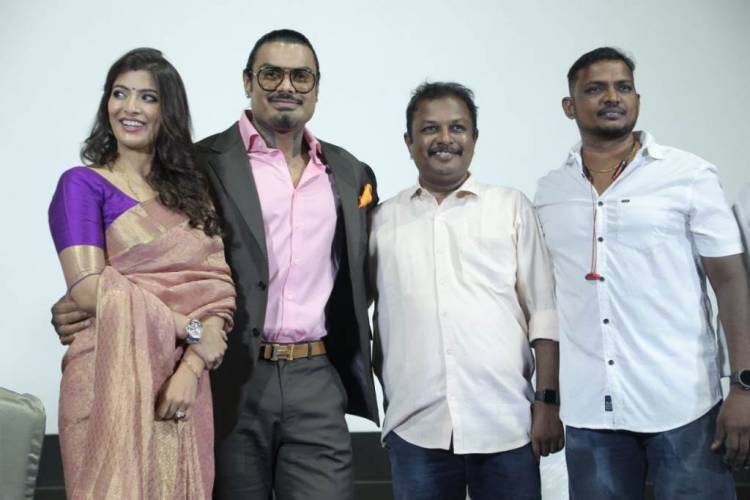 "70 ஆண்டுகள் பாரம்பரியமிக்க 'சினிமா பத்திரிகையாளர் சங்கம்' சார்பில் .,   நடிகை வரலட்சுமி - நிக்கோலய் சச்தேவ்   மணமக்களுக்கு நடிகர் சரத் கரங்களால் 'சால்வை' மரியாதை!! "