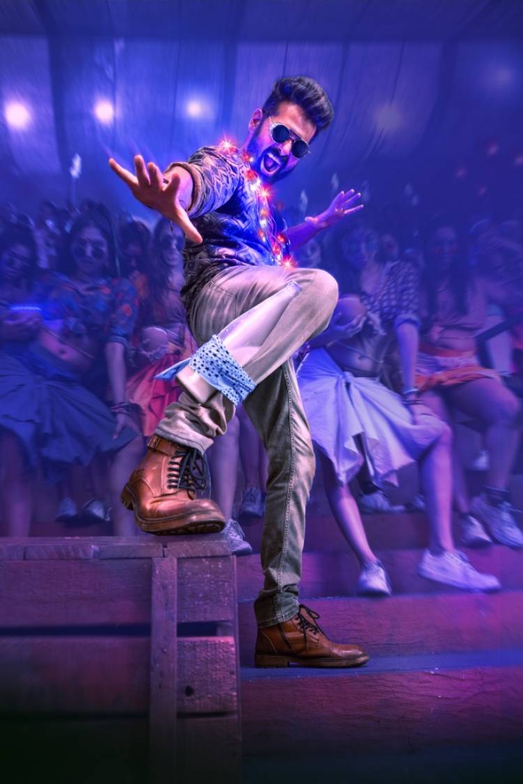 உஸ்தாத் ராம் பொதினேனி, காவ்யா தாபர், பூரி ஜெகன்நாத், சஞ்சய் தத், சார்மி கவுர், பூரி கனெக்ட்ஸின் ’டபுள் ஐஸ்மார்ட்’ படத்தின் இரண்டாவது சிங்கிள் ’வைப் டு தி தேசி பார்ட்டி’ மார் முன்தா சோட் சிந்தா வெளியாகியுள்ளது!