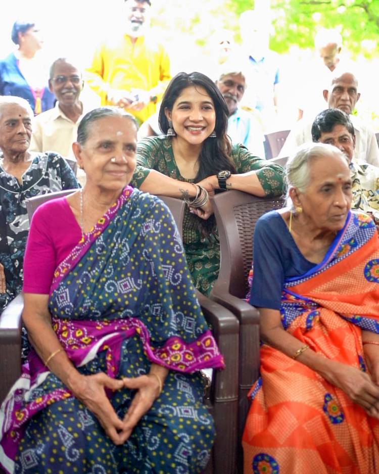 தனது பிறந்தநாளை முதியோர் இல்ல உறுப்பினர்களுடன் கொண்டாடி மகிழ்ந்தார் சாக்ஷி அகர்வால்!