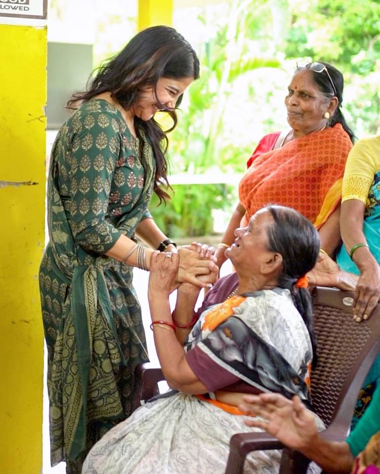 தனது பிறந்தநாளை முதியோர் இல்ல உறுப்பினர்களுடன் கொண்டாடி மகிழ்ந்தார் சாக்ஷி அகர்வால்!