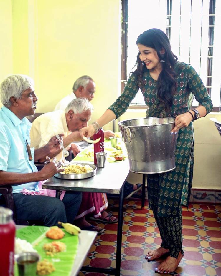 தனது பிறந்தநாளை முதியோர் இல்ல உறுப்பினர்களுடன் கொண்டாடி மகிழ்ந்தார் சாக்ஷி அகர்வால்!