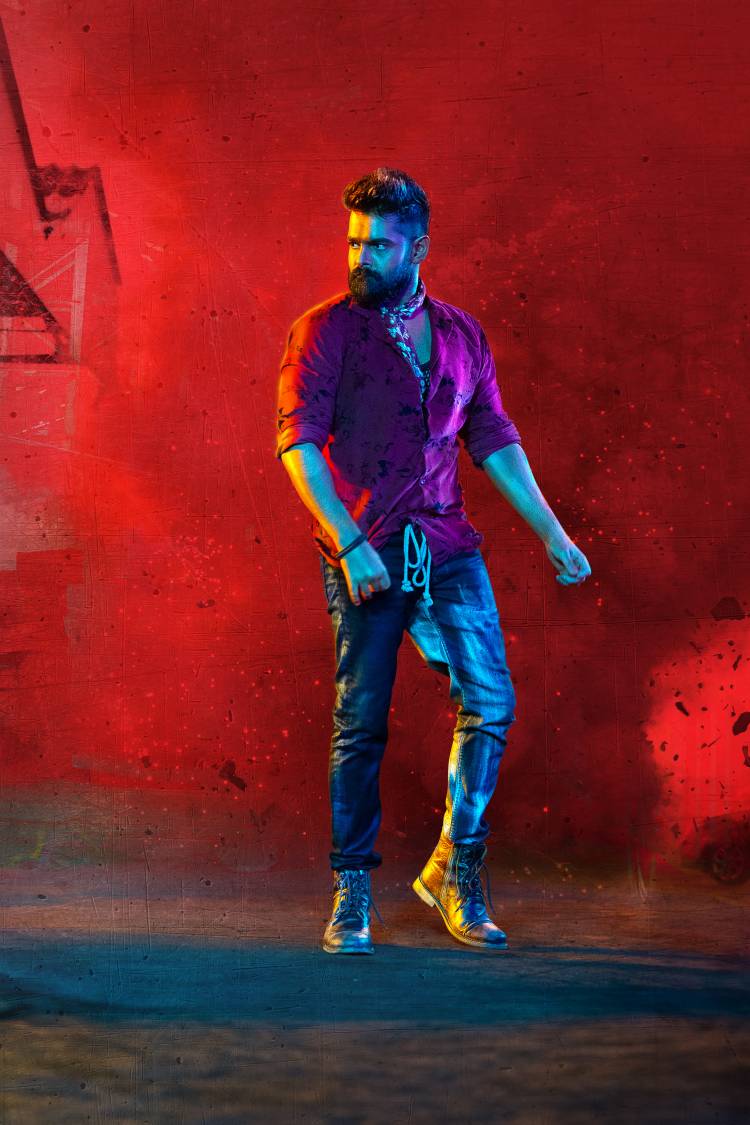 உஸ்தாத் ராம் பொதினேனி, பூரி ஜெகன்நாத், சஞ்சய் தத், சார்மி கவுர், பூரி கனெக்ட்ஸின் 'டபுள் ஐஸ்மார்ட்' படத்தின் மாஸ் டிரெய்லர் ஆகஸ்ட் 4 அன்று வெளியாகிறது!