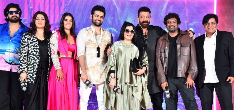 உஸ்தாத் ராம் பொதினேனி, சஞ்சய் தத், பூரி ஜெகன்நாத், சார்மி கவுர், பூரி கனெக்ட்ஸின் ‘டபுள் ஐஸ்மார்ட்’ திரைப்படத்தில் இருந்து இப்போது ’பிக் புல்’ பாடல் வெளியாகியுள்ளது!