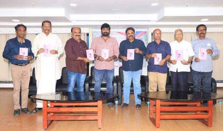 'மக்கள் செல்வன்' விஜய் சேதுபதி வெளியிட்ட சீனு ராமசாமியின் 'நினைவில் ஒளிரும் ஜிமிக்கி கம்மல்'