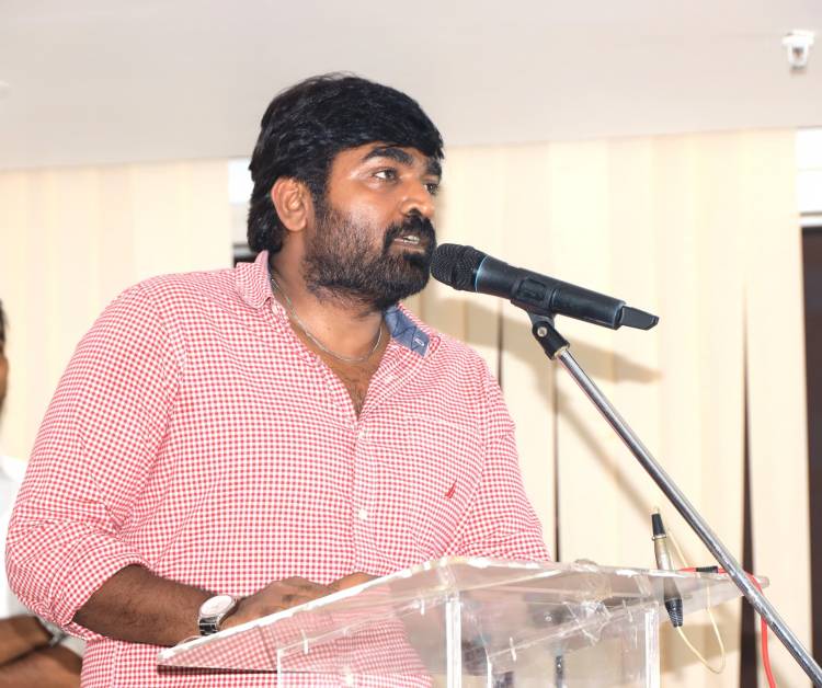 'மக்கள் செல்வன்' விஜய் சேதுபதி வெளியிட்ட சீனு ராமசாமியின் 'நினைவில் ஒளிரும் ஜிமிக்கி கம்மல்'