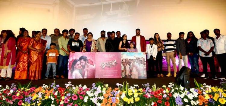 தயாரிப்பாளர் சுந்தரின் ஸ்கிரீன் சினி நிறுவனம் தயாரித்து, நடிகர் ஜெயம் ரவி நடிக்க, இயக்குனர் ராஜேஷ் இயக்கத்தில், ஹாரிஸ் ஜெயராஜ் இசையில் உருவாகி வரும் படம் #பிரதர். 