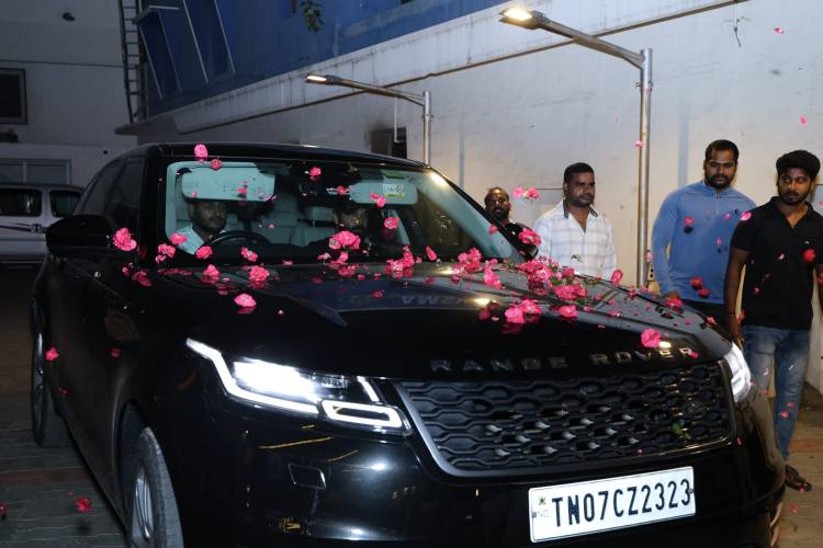 ரசிகர்களுடன் பிறந்த நாளை கொண்டாடிய துருவ் விக்ரம்