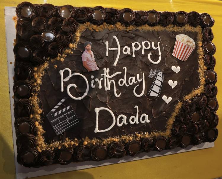 ரசிகர்களுடன் பிறந்த நாளை கொண்டாடிய துருவ் விக்ரம்