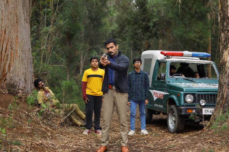 “ஸ்நேக்ஸ் அண்ட் லேடர்ஸ்”  பிரைம் வீடியோ த்ரில்லர் தொடரின் இளம் நடிகர்கள், கதைக்கு நம்பகத்தன்மையையும்,  ஒரு புதிய ஆற்றலையும் கொண்டு வந்திருப்பதாக,  முன்னணி படைப்பாளி கார்த்திக் சுப்புராஜ்  பாராட்டியுள்ளார்