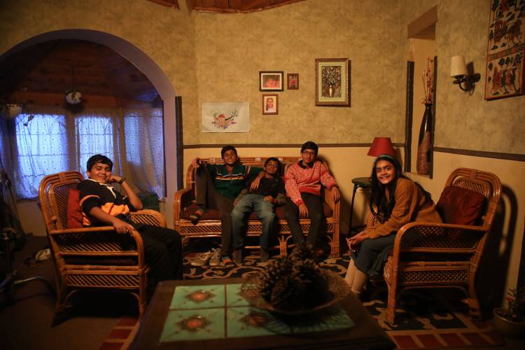 “ஸ்நேக்ஸ் அண்ட் லேடர்ஸ்”  பிரைம் வீடியோ த்ரில்லர் தொடரின் இளம் நடிகர்கள், கதைக்கு நம்பகத்தன்மையையும்,  ஒரு புதிய ஆற்றலையும் கொண்டு வந்திருப்பதாக,  முன்னணி படைப்பாளி கார்த்திக் சுப்புராஜ்  பாராட்டியுள்ளார்