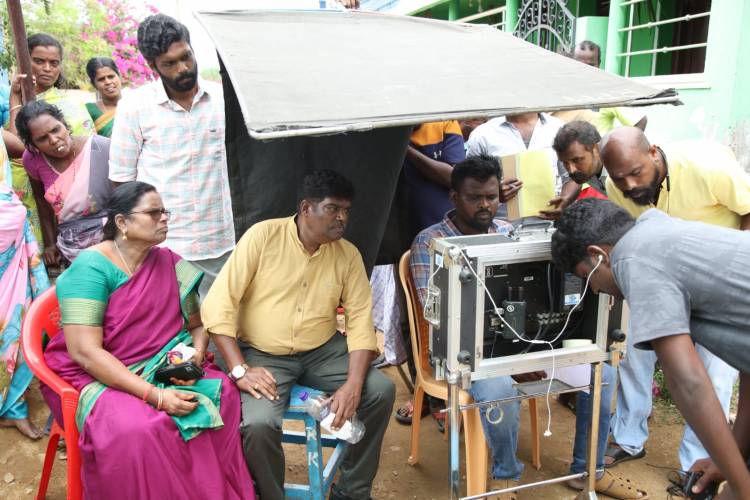 புதுமுகங்களின் அணிவகுப்பில், கேப்டன் தயாரிக்க, அறிமுக இயக்குனரின் திருவிழா கதையான " மா ட ன் "