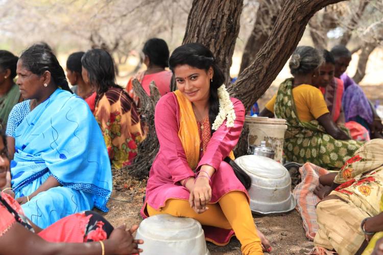 புதுமுகங்களின் அணிவகுப்பில், கேப்டன் தயாரிக்க, அறிமுக இயக்குனரின் திருவிழா கதையான " மா ட ன் "