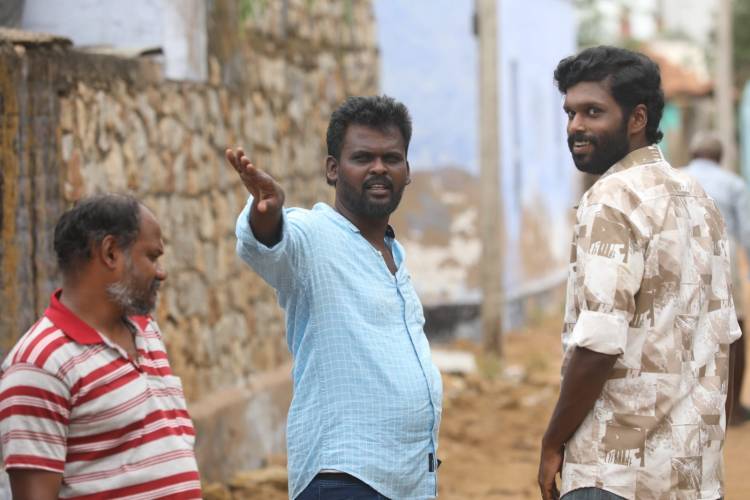 புதுமுகங்களின் அணிவகுப்பில், கேப்டன் தயாரிக்க, அறிமுக இயக்குனரின் திருவிழா கதையான " மா ட ன் "