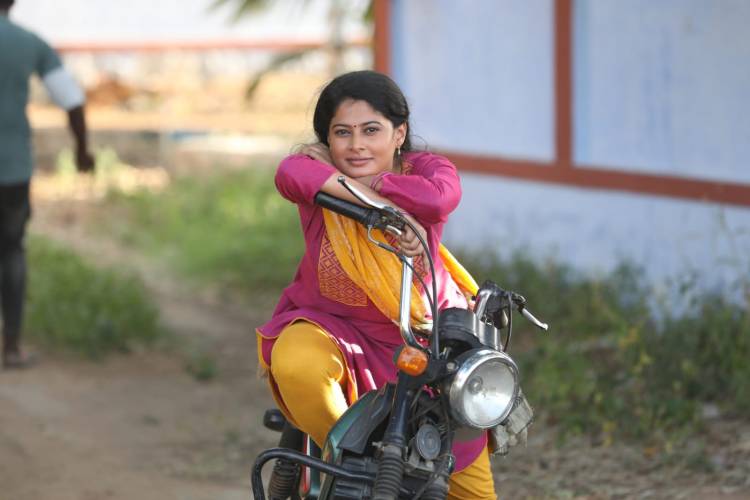 புதுமுகங்களின் அணிவகுப்பில், கேப்டன் தயாரிக்க, அறிமுக இயக்குனரின் திருவிழா கதையான " மா ட ன் "