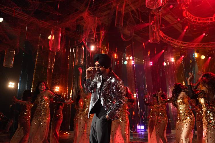 நடிகர் வருண் தவான் நடித்துள்ள 'பேபி ஜான்' படத்தின் முதல் பாடலான 'நைன் மடாக்கா', குளோபல் சென்சேஷன்ஸ் தில்ஜித் தோசன்ஜ் மற்றும் தீ குரலில் நவம்பர் 25 அன்று வெளியாகிறது!