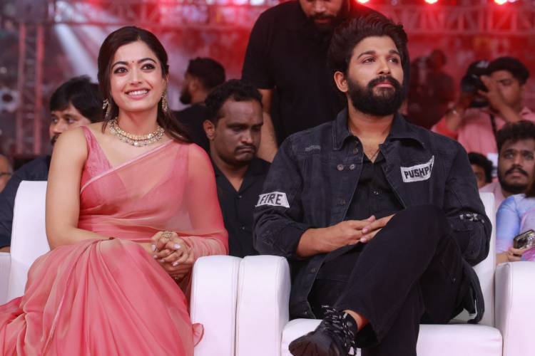 ”என்னைப் பிறப்பித்து வளர்த்த தமிழ் மண்ணுக்கு எனது பணிவான மரியாதையும் அன்பும்” - சென்னையில் நடந்த 'புஷ்பா2' படத்தின் ப்ரீ-ரிலீஸ் நிகழ்வின் போது எமோஷனலாகப் பேசிய பான் இந்தியன் ஐகான் ஸ்டார் அல்லு அர்ஜுன்!