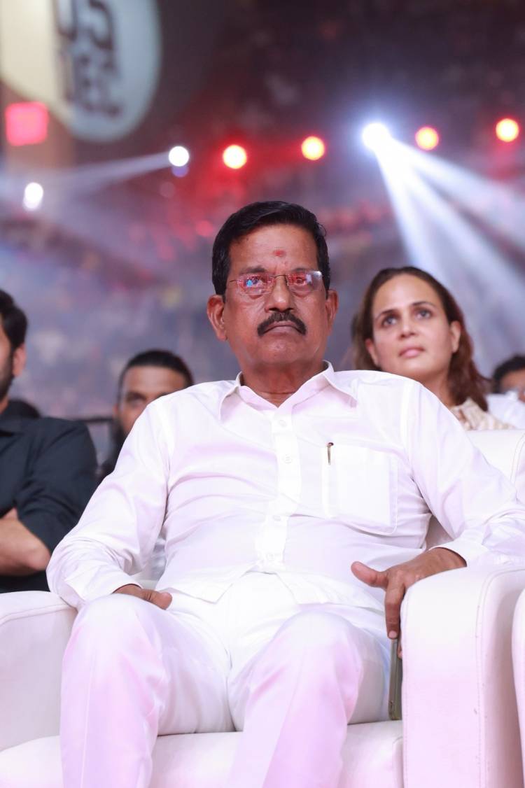 ”என்னைப் பிறப்பித்து வளர்த்த தமிழ் மண்ணுக்கு எனது பணிவான மரியாதையும் அன்பும்” - சென்னையில் நடந்த 'புஷ்பா2' படத்தின் ப்ரீ-ரிலீஸ் நிகழ்வின் போது எமோஷனலாகப் பேசிய பான் இந்தியன் ஐகான் ஸ்டார் அல்லு அர்ஜுன்!