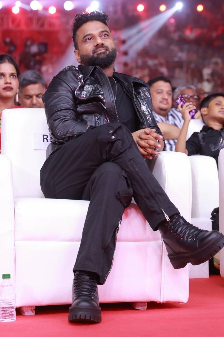 ”என்னைப் பிறப்பித்து வளர்த்த தமிழ் மண்ணுக்கு எனது பணிவான மரியாதையும் அன்பும்” - சென்னையில் நடந்த 'புஷ்பா2' படத்தின் ப்ரீ-ரிலீஸ் நிகழ்வின் போது எமோஷனலாகப் பேசிய பான் இந்தியன் ஐகான் ஸ்டார் அல்லு அர்ஜுன்!