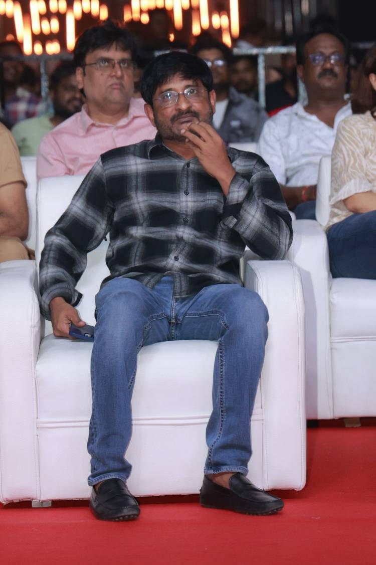 ”என்னைப் பிறப்பித்து வளர்த்த தமிழ் மண்ணுக்கு எனது பணிவான மரியாதையும் அன்பும்” - சென்னையில் நடந்த 'புஷ்பா2' படத்தின் ப்ரீ-ரிலீஸ் நிகழ்வின் போது எமோஷனலாகப் பேசிய பான் இந்தியன் ஐகான் ஸ்டார் அல்லு அர்ஜுன்!