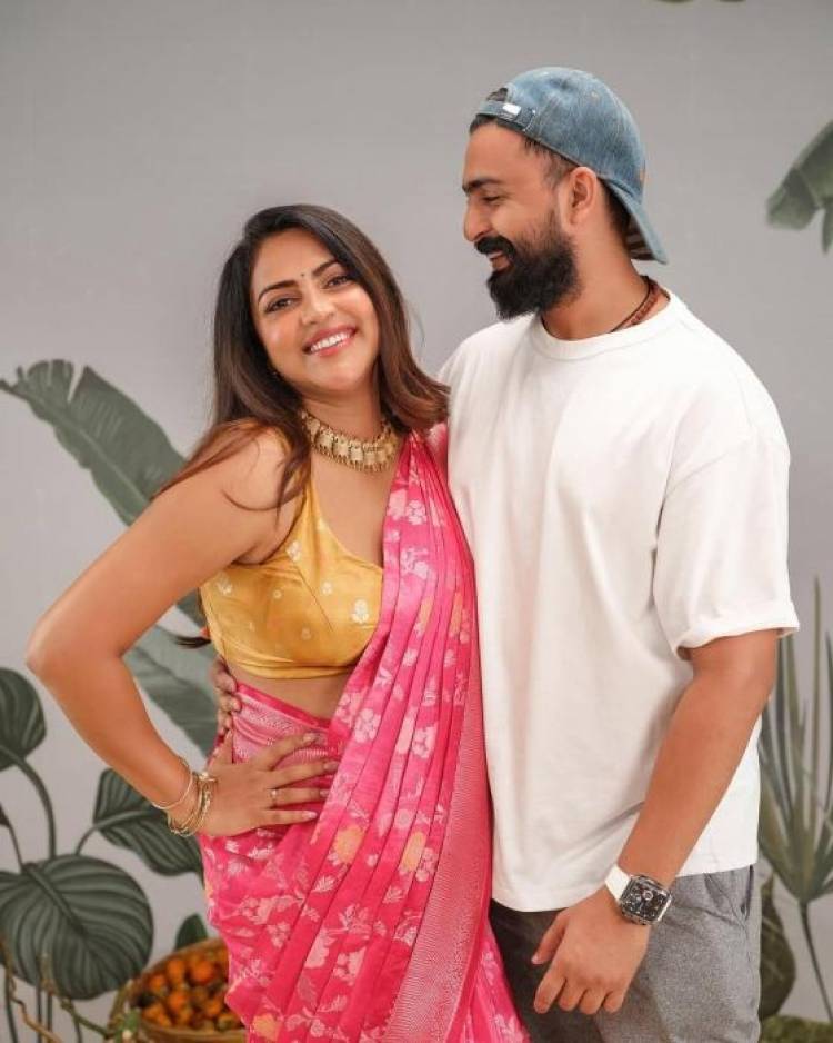 சேலையில் வந்த தேவதை - அமலா பால் பொங்கல் க்ளிக்ஸ்!