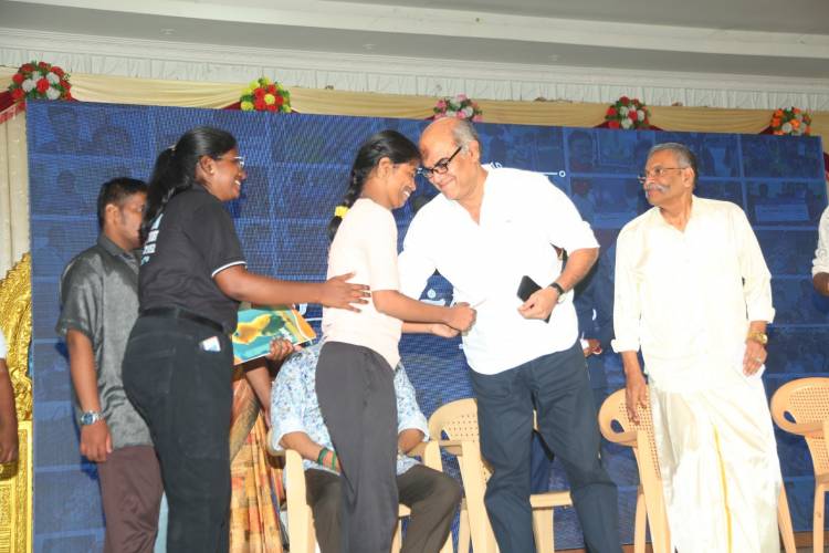 ”உதவும் மனிதம்” சிறப்புவிழா: 300 பயனாளிகளுக்கு நலத்திட்ட உதவிகள்!