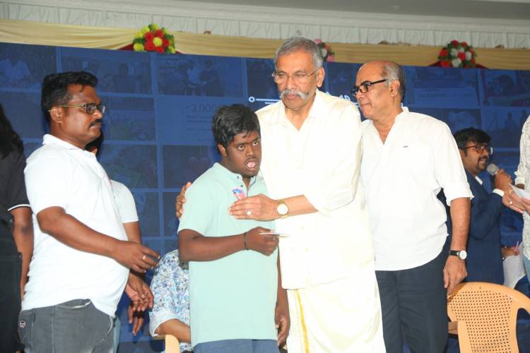 ”உதவும் மனிதம்” சிறப்புவிழா: 300 பயனாளிகளுக்கு நலத்திட்ட உதவிகள்!