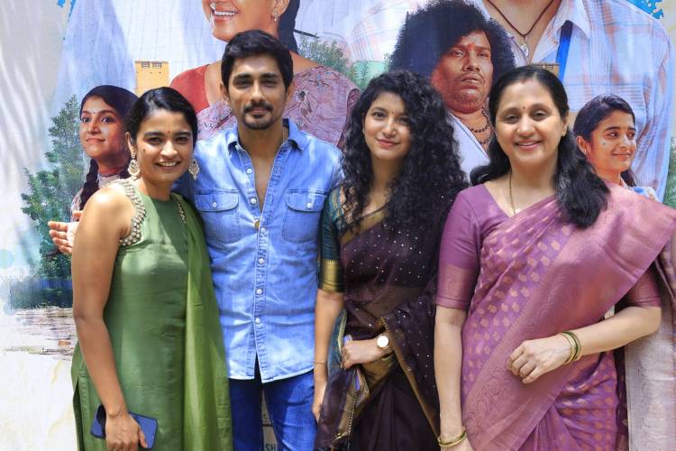 '3 BHK' திரைப்படத்தின் நன்றி தெரிவிக்கும் விழாவில் நடிகர் சிவகார்த்திகேயனுக்கு நன்றி தெரிவித்த தயாரிப்பாளர் அருண் விஸ்வா மற்றும் இயக்குநர் ஸ்ரீகணேஷ்!