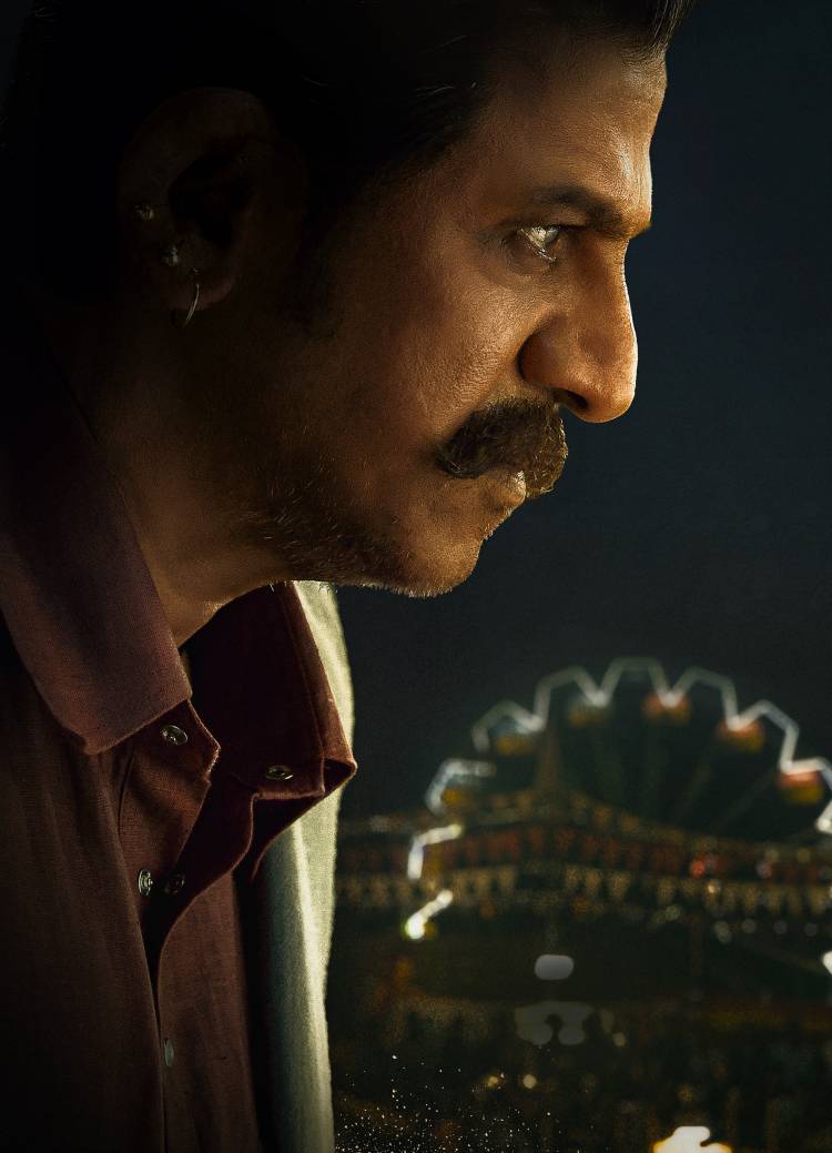 கர்நாடக சக்கரவர்த்தி  சிவராஜ்குமாரின் பிறந்த நாளை முன்னிட்டு,  ‘பெத்தி’ படத்திலிருந்து அவரது அசத்தலான ஃபர்ஸ்ட் லுக் வெளியிடப்பட்டுள்ளது!!