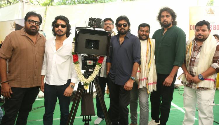 சுதீர் ஆனந்த், பிரசன்னா குமார் கோட்டா, சிவா சேர்ரி, ரவிகிரண், வஜ்ர வராஹி சினிமாஸ்  இணையும் புரடக்சன் நம்பர் 1 – “ஹெய் லெசோ” ( Hai Lesso) திரைப்படம் பிரமாண்டமாக துவங்கியது!! VV வினாயக் முதல் காட்சியை  க்ளாப் அடித்து துவக்கி வைத்தார் !!