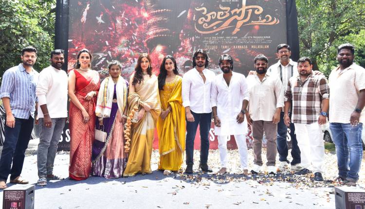 சுதீர் ஆனந்த், பிரசன்னா குமார் கோட்டா, சிவா சேர்ரி, ரவிகிரண், வஜ்ர வராஹி சினிமாஸ்  இணையும் புரடக்சன் நம்பர் 1 – “ஹெய் லெசோ” ( Hai Lesso) திரைப்படம் பிரமாண்டமாக துவங்கியது!! VV வினாயக் முதல் காட்சியை  க்ளாப் அடித்து துவக்கி வைத்தார் !!