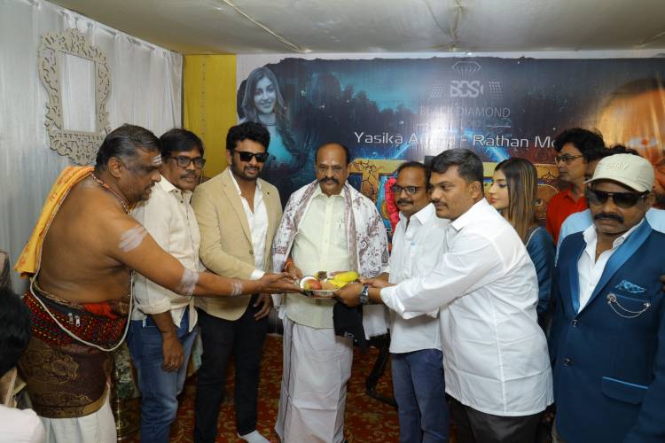 "யாஷிகா ஆனந்த்" நடிக்கும் “டாஸ்” திரைப்படம் பூஜையுடன் இனிதே துவங்கியது... 