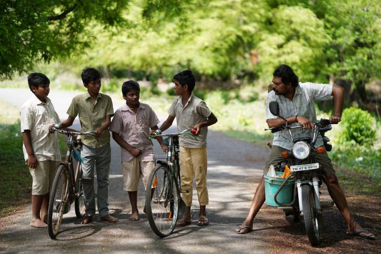 கிணறு (Kinaru) – “The Well” எனப் பொருள்படும் குழந்தைகள் படம், குழந்தைகள் தினத்தை (November 14th) முன்னிட்டு திரைக்கு வருகிறது. Madras Stories தயாரித்துள்ள இந்த படம், புதிய இயக்குநர் மற்றும் புதுமையான தொழில்நுட்பக் குழுவை அறிமுகப்படுத்தும் நோக்கில் உருவானது.