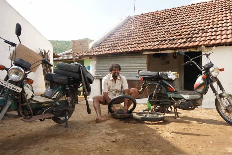 கிணறு (Kinaru) – “The Well” எனப் பொருள்படும் குழந்தைகள் படம், குழந்தைகள் தினத்தை (November 14th) முன்னிட்டு திரைக்கு வருகிறது. Madras Stories தயாரித்துள்ள இந்த படம், புதிய இயக்குநர் மற்றும் புதுமையான தொழில்நுட்பக் குழுவை அறிமுகப்படுத்தும் நோக்கில் உருவானது.