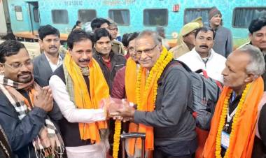  Kashi Tamil Sangamam-4.0- Writers’ delegation from Tamil Nadu gets grand traditional welcome in Kashi with rhythmic beats of Damru and flower petals