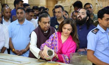 Shri Mukesh Ambani, along with Smt. Nita M. Ambani and Shri Anant Ambani, offered prayers at the Somnath Temple