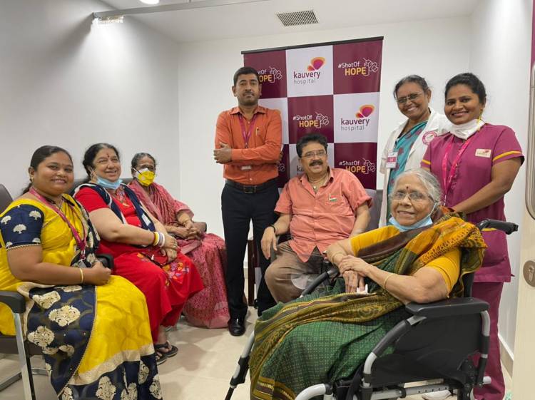 எஸ்வி சேகர் தன் மனைவி தாயுடன் கோவிட் தடுப்பு ஊசி போட்டுக்கொண்டார்.