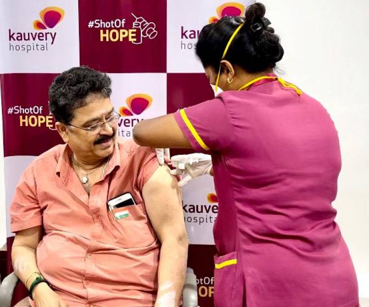 எஸ்வி சேகர் தன் மனைவி தாயுடன் கோவிட் தடுப்பு ஊசி போட்டுக்கொண்டார்.