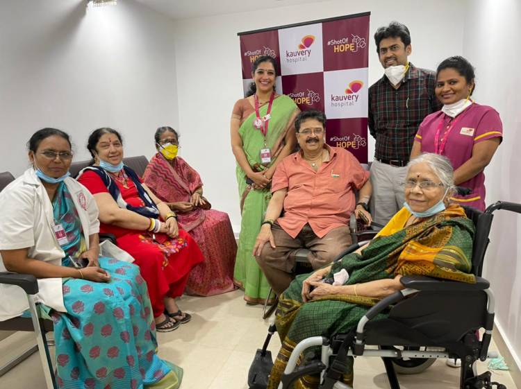 எஸ்வி சேகர் தன் மனைவி தாயுடன் கோவிட் தடுப்பு ஊசி போட்டுக்கொண்டார்.