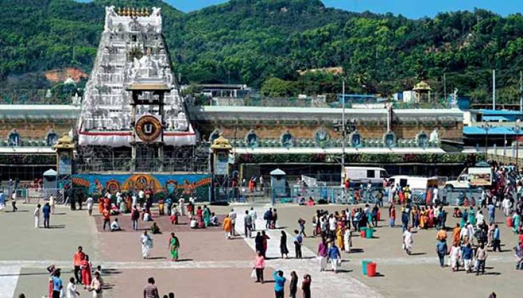 திருப்பதியில் இலவச தரிசனத்தில் பக்தர்கள் குவிந்து வருவதால் ரூ.300 டிக்கெட்டுகள் தேக்கம்