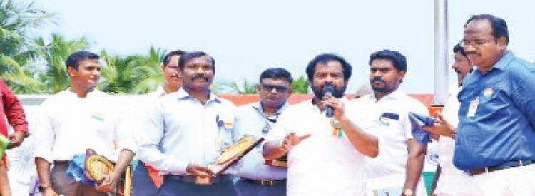 மேல்மருவத்தூர் ஆதிபராசக்தி மருத்துவ கல்லூரியில் சுதந்திர போராட்ட தியாகி கொடியேற்றினார்