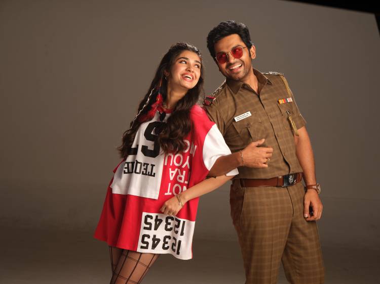 அம்மாவுடன் இணைந்து  'வா வாத்தியார்'  பட பாடலை வைரலாக்கிய சந்தோஷ் நாராயணன் 