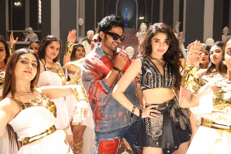 அம்மாவுடன் இணைந்து  'வா வாத்தியார்'  பட பாடலை வைரலாக்கிய சந்தோஷ் நாராயணன் 