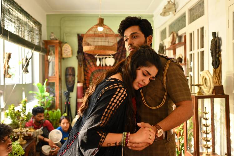 அம்மாவுடன் இணைந்து  'வா வாத்தியார்'  பட பாடலை வைரலாக்கிய சந்தோஷ் நாராயணன் 