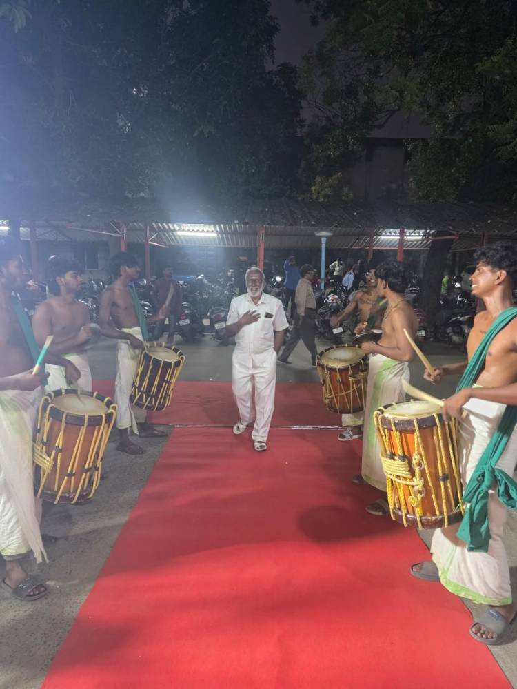 பத்திரிகையாளர்களை செண்டை மேளத்துடன் வரவேற்று சிறப்புக்காட்சியை திரையிட்ட ‘ தி பெட்’ படக்குழு