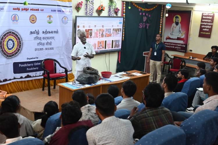  வாரணாசியைச் சேர்ந்த மாணவர்கள் தமிழ்நாட்டில் சிற்பக்கலை நுணுக்கங்களை கற்கிறார்கள்