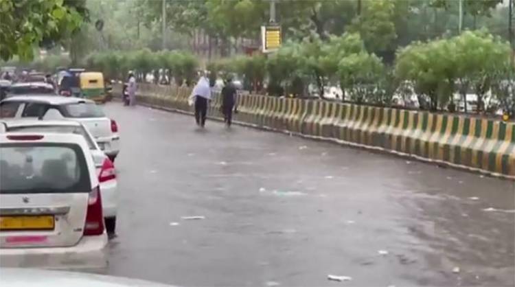 டெல்லியில் தீவிரமடைந்த பருவமழை! – நோய்த்தொற்றுகளால் பாதிக்கப்படுபவர்கள் எண்ணிக்கை அதிகரிப்பு