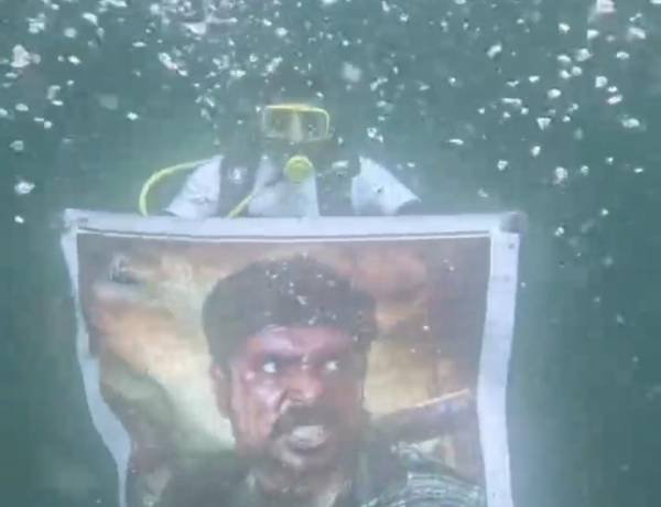 நடுக்கடலில் வித்தியாசமான முறையில் வெளியான ‘துரோகம் பழகு’ படத்தின் போஸ்டர்!